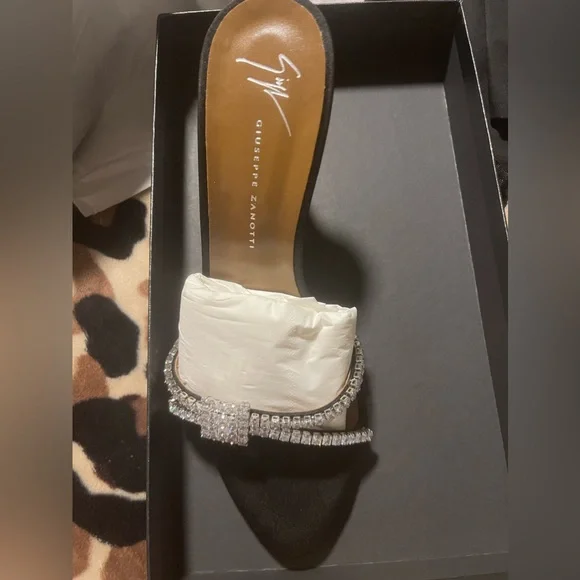 NWT GIUSEPPE ZANOTTI CIANDESTINO 90 SAN P
RASO DOPPIATO
NERO - Picture 3 of 5